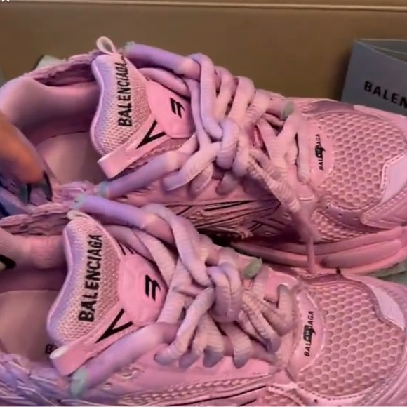 COPY - Women’s Balenciaga size 36 (6) authentic comes with dust bag ,box ,with … - Picture 3 of 4